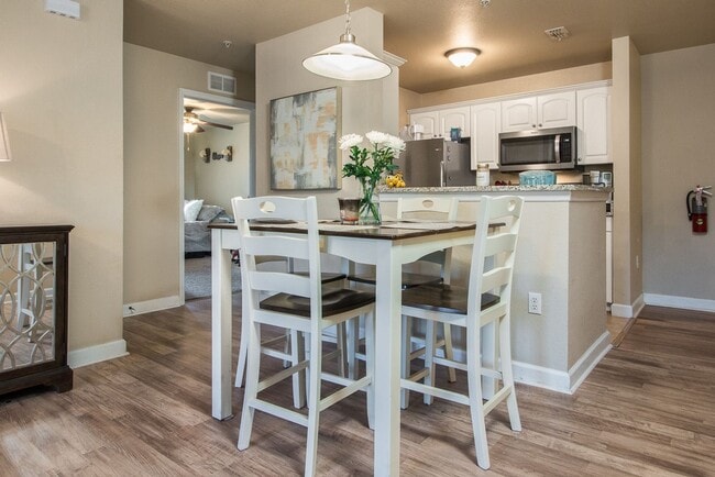 Building Photo - Oxford Terrace II: 4/4 luxury apartment just 3 blocks from UF & 1 block from Sorority Row. Now Re...