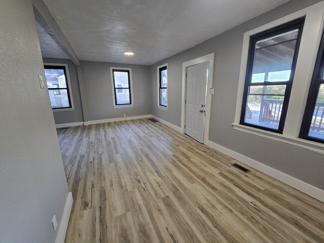 Building Photo - Beautiful 3BR/1BA Home on East Edgar Avenue