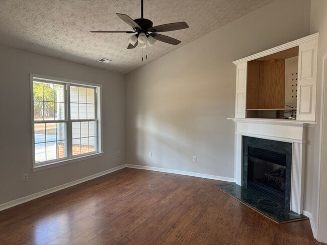 Building Photo - Beautiful home in Tucker Creek