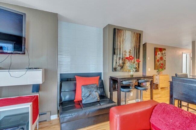 Building Photo - 665 Columbus St E