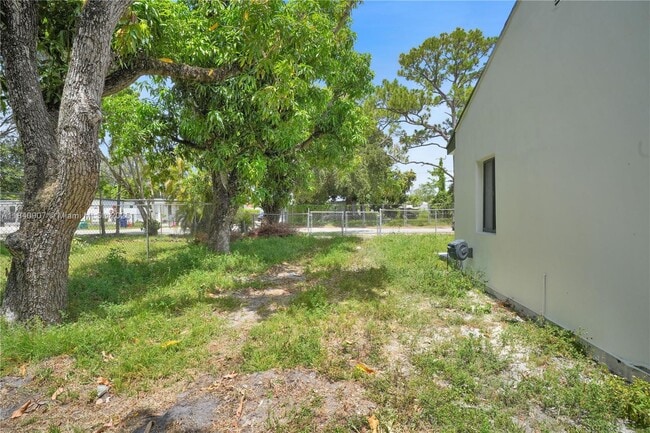 Building Photo - 10424 NW 33rd Ave