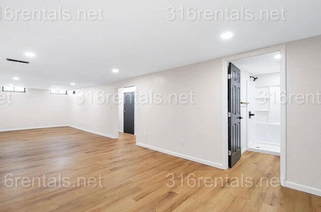 Building Photo - $1795 - 4 bed 2 bath - Single Family Home