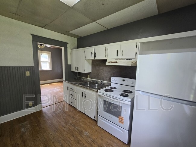 Building Photo - 402 Sunnyside Ave