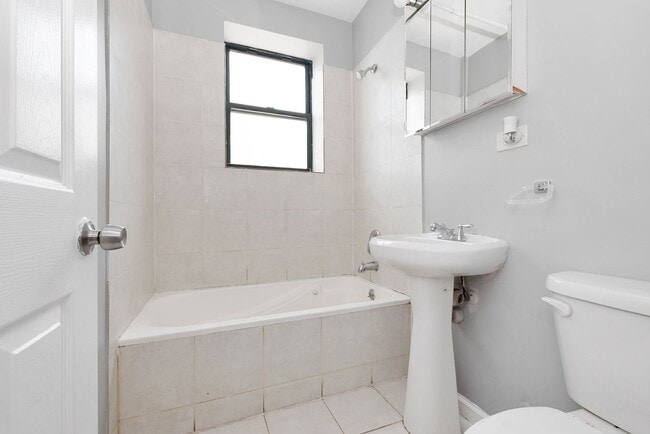 Building Photo - 2-Bedroom in Chicago’s historic South Shor...