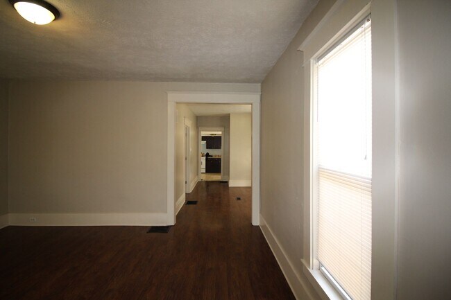 Building Photo - 3 bed -1.5 bath house near GVSU Pew Campus.