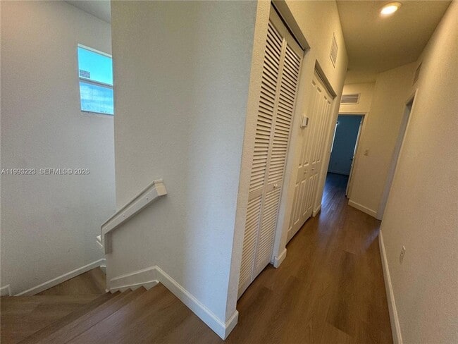 Building Photo - 1110 SE 27th Terrace