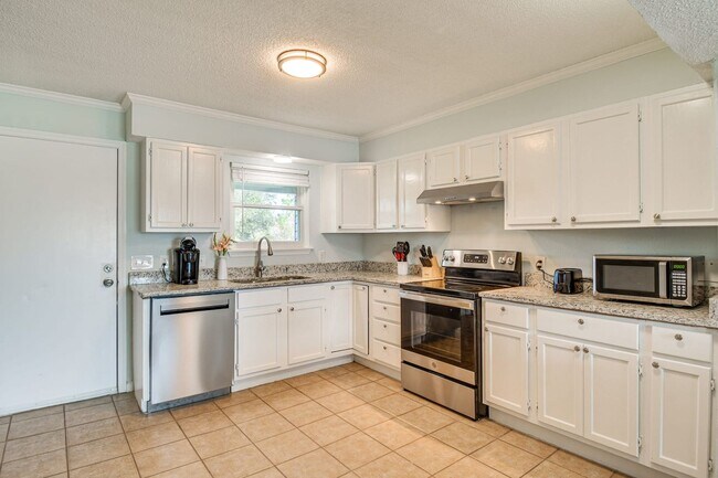 Building Photo - FULLY FURNISHED!!! 2 BEDROOM TOWNHOME IN P...