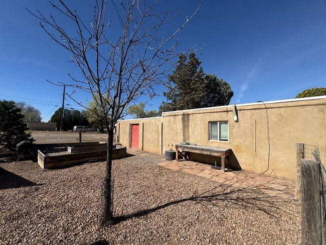 Building Photo - Los Ranchos Casita with Utilities Included!