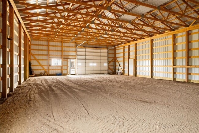 Building Photo - Executive 3-Bed Ranch Main Level - Private...