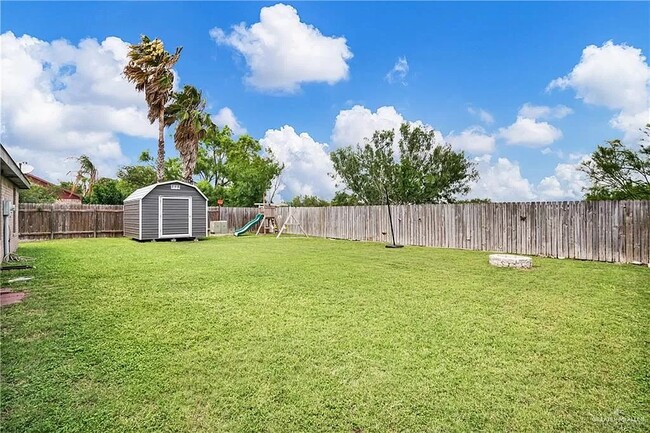 Backyard and large shed - 3116 Highland Park Ave