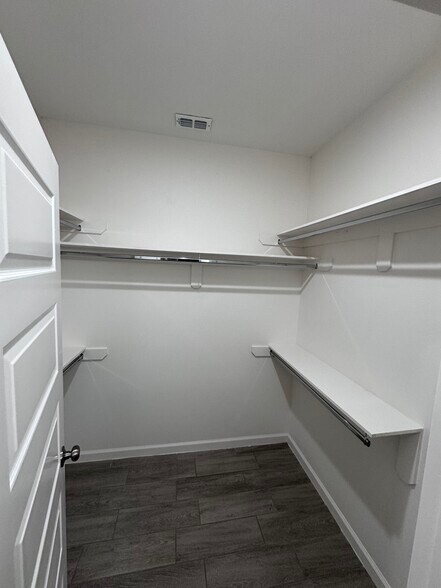 Building Photo - 2421 N Valley Cir