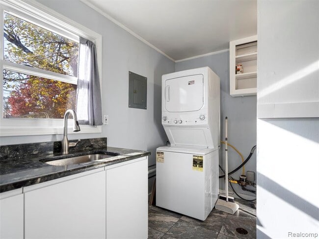 Building Photo - 1320 E Goulson Ave