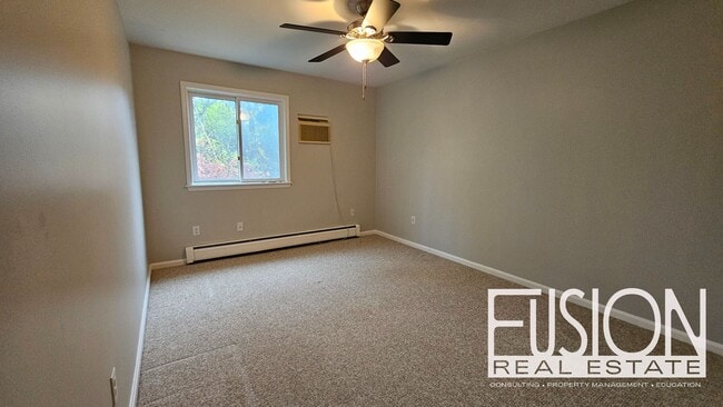 Building Photo - Bright, Spacious End-Unit Townhome in Prem...