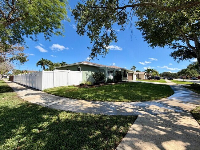 Building Photo - 5704 SW 116th Ave