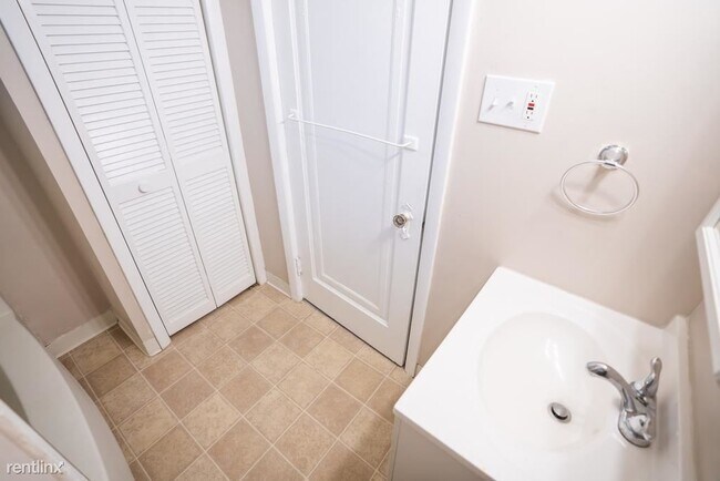 Building Photo - 3 br, 1 bath Townhome - 219 Gilliland Ave