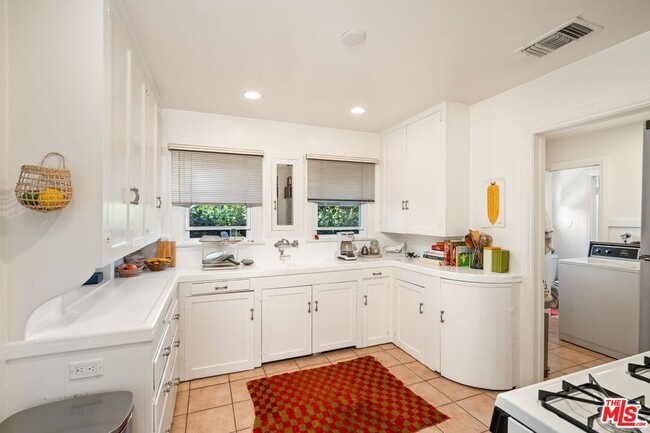 Building Photo - 2032 Holmby Ave