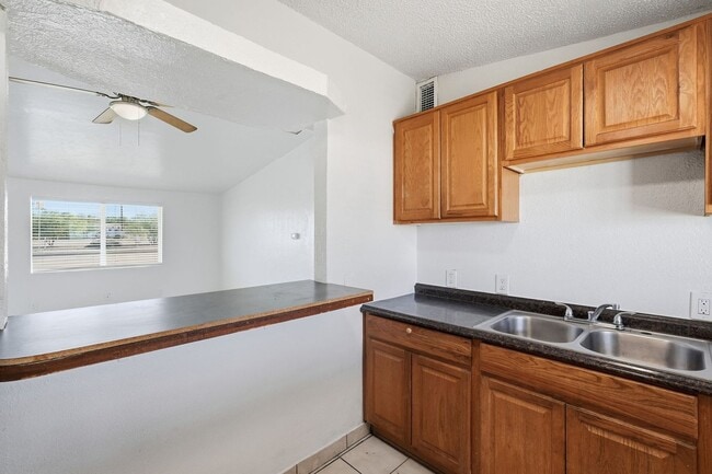 Building Photo - Pending/ Rented - Beautifully Remodeled Home in a Central Tucson Location!