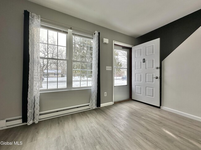 Building Photo - 31 Suncrest Dr