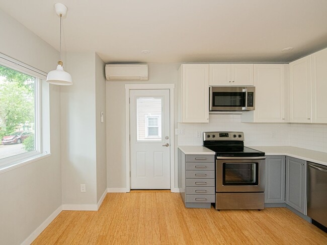 Building Photo - Charming, remodeled 1-bdrm/1-bath vintage duplex in Kerns.  Excellent location, A/C, hardwood floors