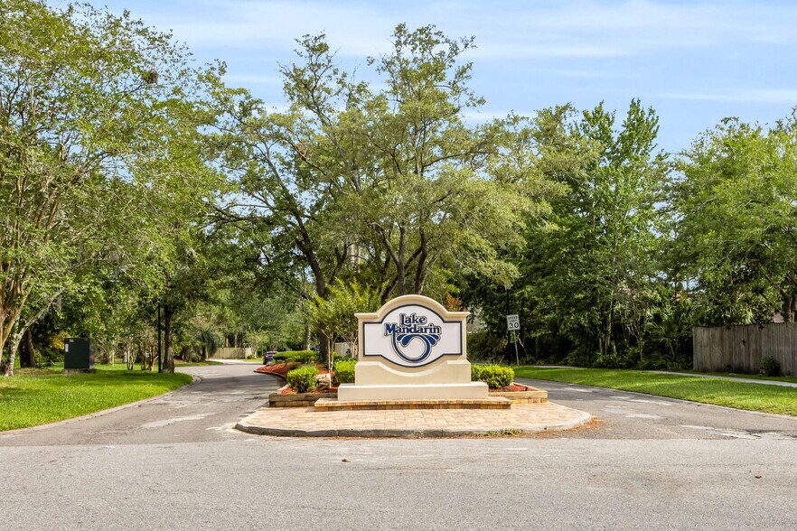 Building Photo - 11330 Lake Mandarin Cir E