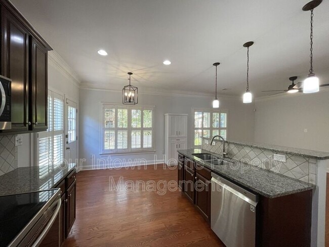 Building Photo - 652 Irwin St NE