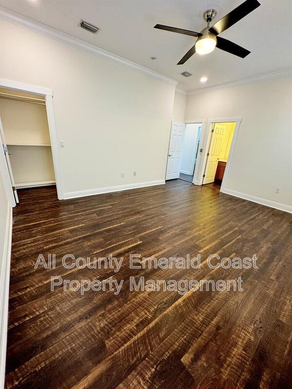 Building Photo - 722 Kelly St