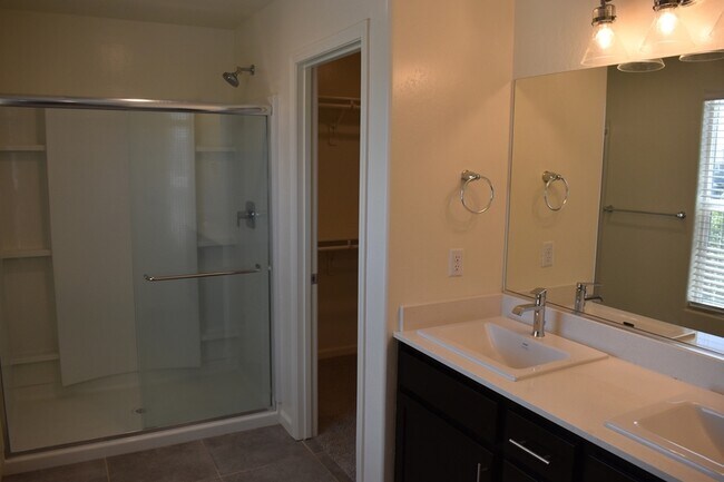 Building Photo - 698 Jessie Dr