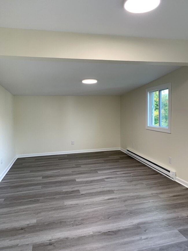 Building Photo - Newly renovated 4 bed/2.5 bath single fami...