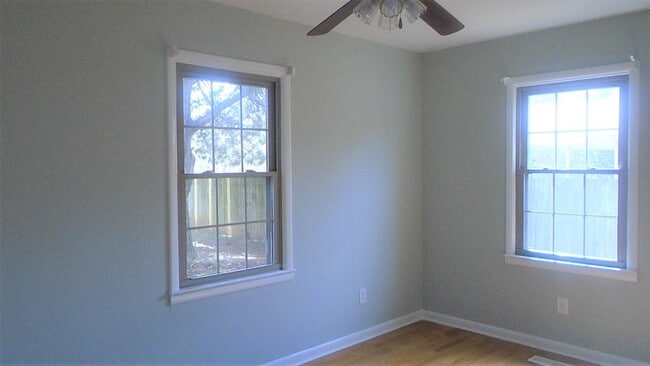 Building Photo - 3 Bedroom 2 Bathroom Home - Ask About the Move In Special!