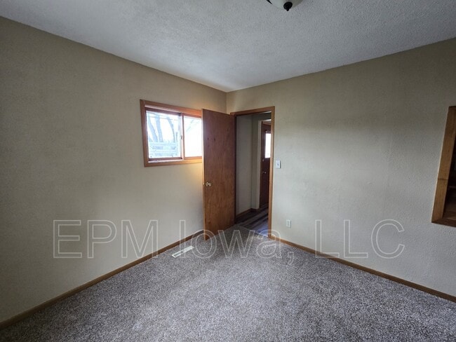 Building Photo - 4037 Vine Ave SE