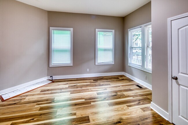 Building Photo - 2 Bed, 2 Bath Available Now!