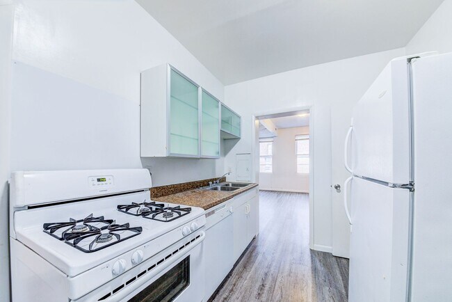 Building Photo - 2400 Mission St