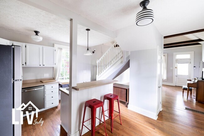 Building Photo - 1121 E 9th St