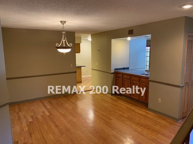 Building Photo - Beautiful Townhome in Downtown
