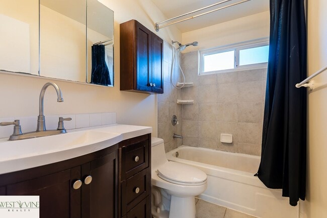 Building Photo - Cozy 3 Bed 1.5 Bath Town Home w/ Private P...
