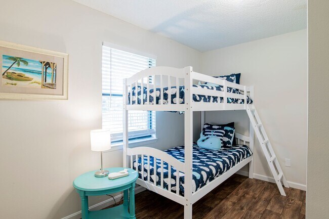 Building Photo - 2 Bedroom Duplex Unit on a Quiet Street off Nine Mile Rd