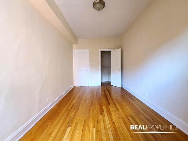 Building Photo - 2 bedroom in CHICAGO IL 60657