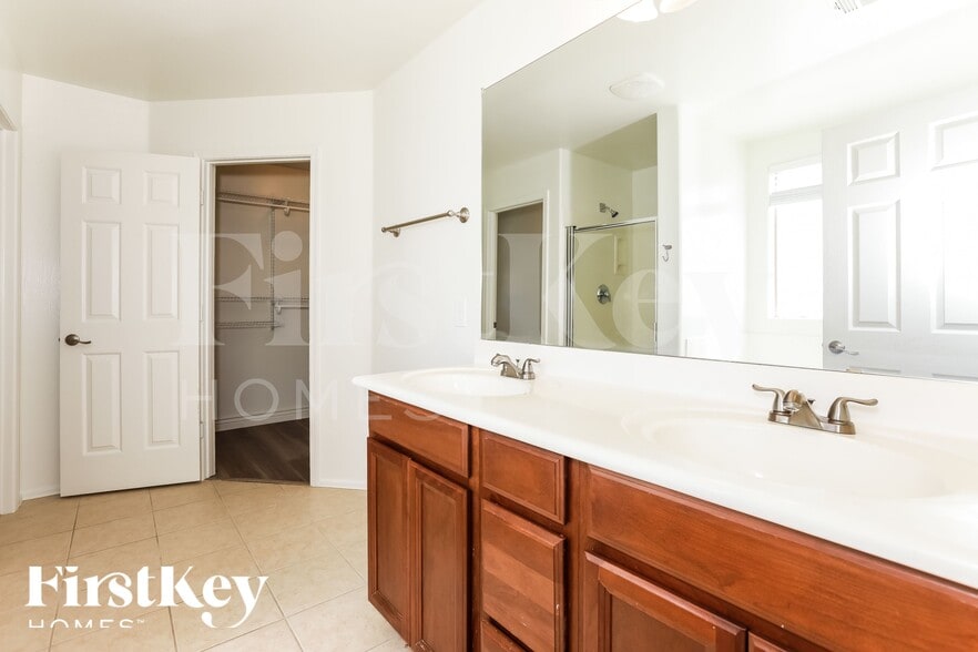 Building Photo - 1179 E Desert Springs Way