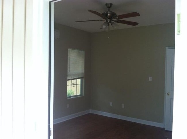 Building Photo - 1 Bed 1 Bath Cottage! Available August 2026!!