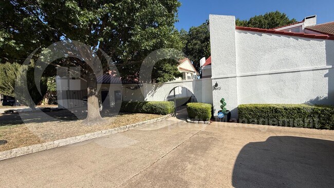 Building Photo - 3612 Lakeside Dr