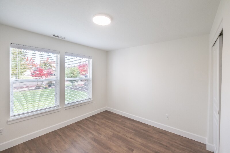 Building Photo - 918 NE Oakmont Loop