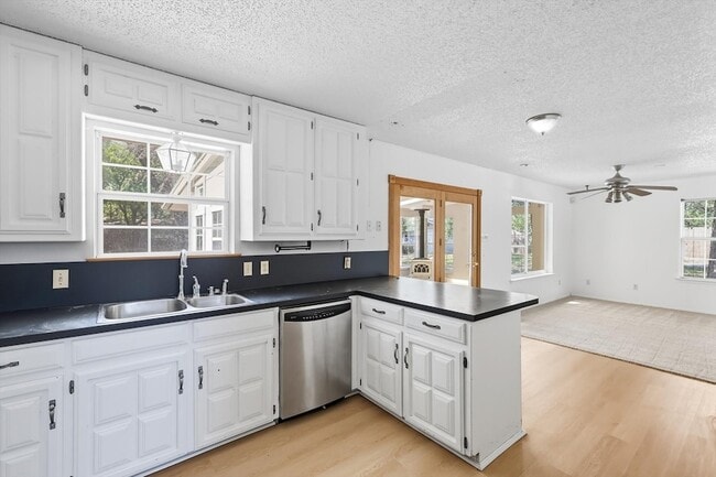Building Photo - 5702 Teasley Ln