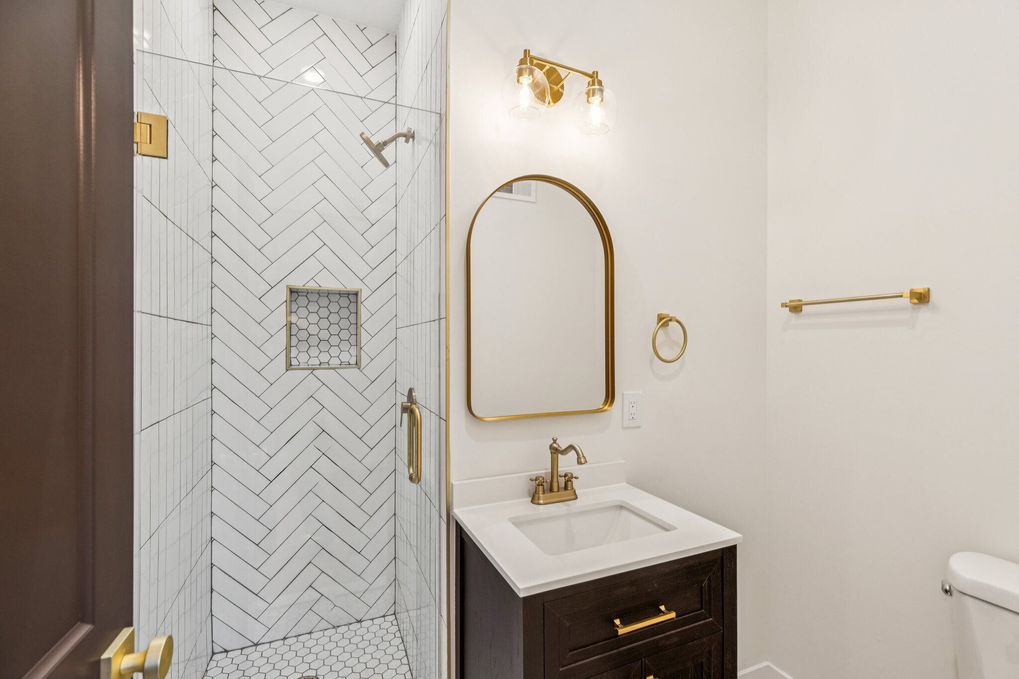 Full bathroom 2 - 1342 S Stanley St