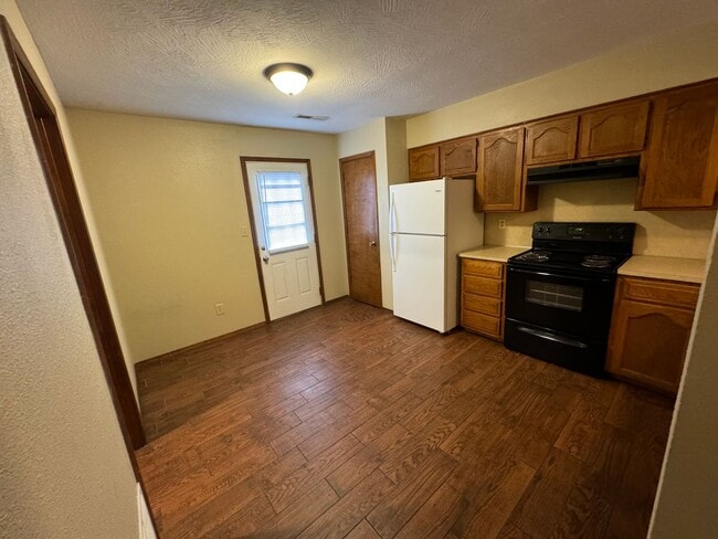 Building Photo - 2 bedroom 1.5 bath home in a great location!