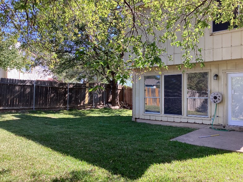 Building Photo - 12136 Thompkins Dr