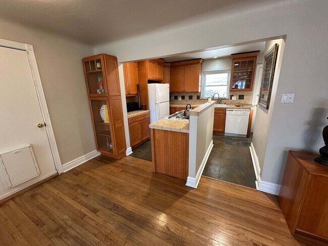 Building Photo - 2933 Ivanhoe St