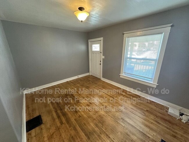 Building Photo - 5233 E 6 St