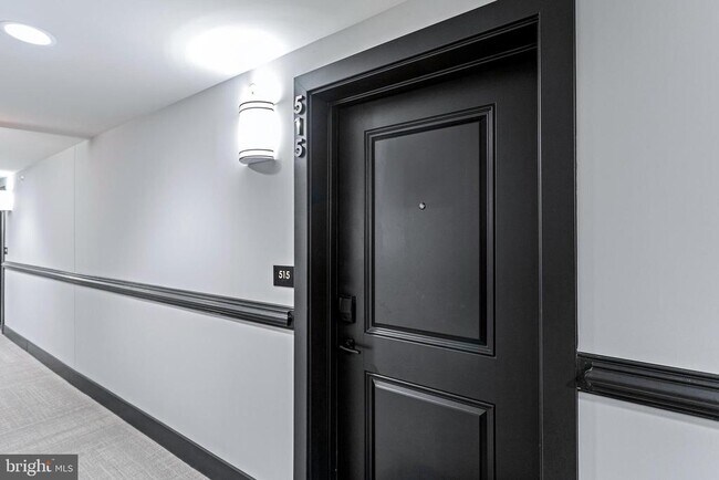 Building Photo - 701 N Henry St