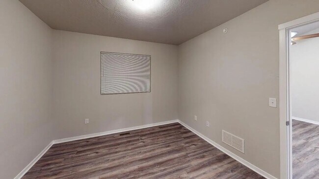 Building Photo - 3 bedroom 2 bathroom townhome with 1 car garage