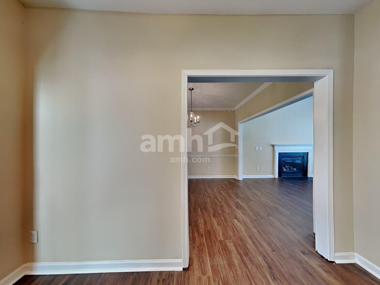 Building Photo - 616 Hanska Way